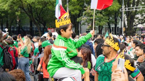 Miles de fanáticos celebraron la victoria de México con una gran fiesta en el Ángel de la Independencia (Fotos: Brandon Díaz de León)