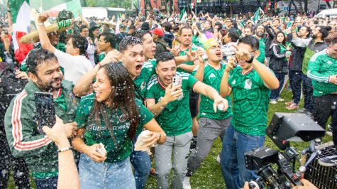 Miles de fanáticos celebraron la victoria de México con una gran fiesta en el Ángel de la Independencia (Fotos: Brandon Díaz de León)