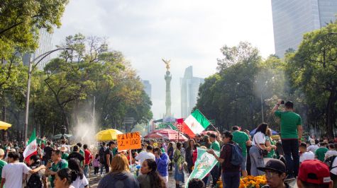 Miles de fanáticos celebraron la victoria de México con una gran fiesta en el Ángel de la Independencia (Fotos: Brandon Díaz de León)