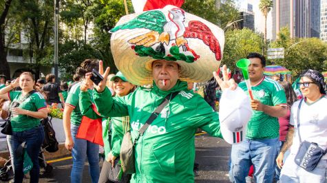 Miles de fanáticos celebraron la victoria de México con una gran fiesta en el Ángel de la Independencia (Fotos: Brandon Díaz de León)