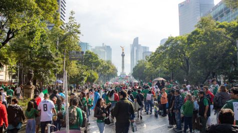 Miles de fanáticos celebraron la victoria de México con una gran fiesta en el Ángel de la Independencia (Fotos: Brandon Díaz de León)