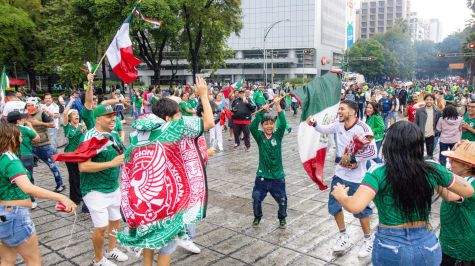 Miles de fanáticos celebraron la victoria de México con una gran fiesta en el Ángel de la Independencia (Fotos: Brandon Díaz de León)