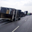 La cabina de un tráiler cargado con fruta quedó al borde de precipitarse desde un puente vehicular en la alcaldía Venustiano Carranza. @SGIRPC_CDMX La cabina de un tráiler cargado con fruta quedó al borde de precipitarse desde un puente vehicular en la alcaldía Venustiano Carranza. @SGIRPC_CDMX