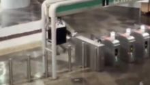 El agua ingresó de manera masiva a las instalaciones, alcanzando áreas estratégicas como la zona de torniquetes y el acceso a las escaleras que conducen al tramo elevado de la estación (Foto: Especial)