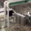 El agua ingresó de manera masiva a las instalaciones, alcanzando áreas estratégicas como la zona de torniquetes y el acceso a las escaleras que conducen al tramo elevado de la estación (Foto: Especial)