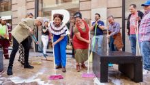 Clara Brugada encabezó la limpieza del Centro Histórico tras salida de la CNTE. Foto Especial