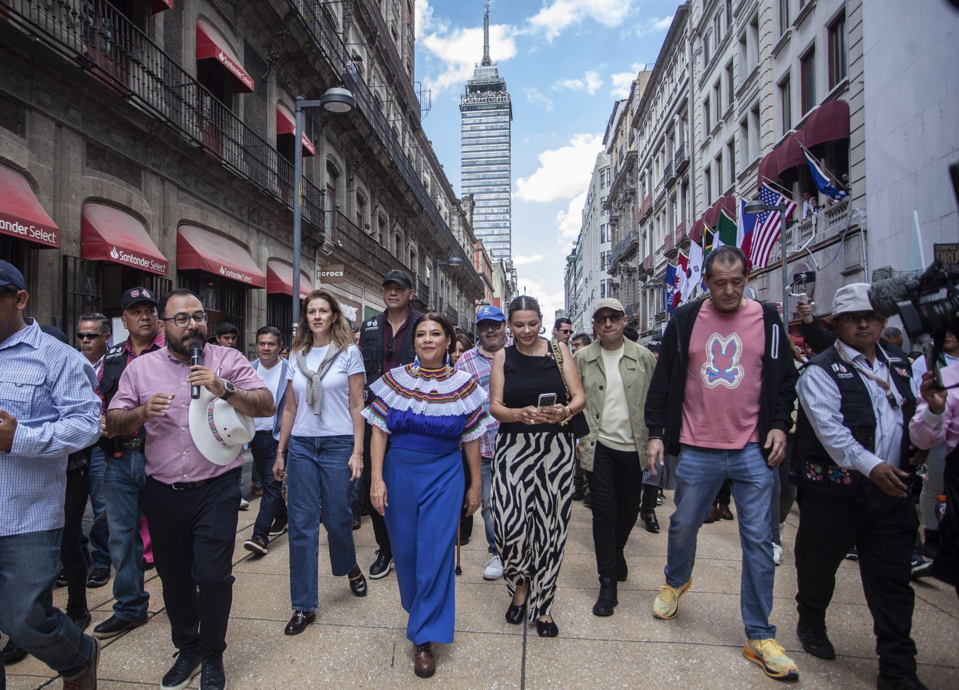 La mandataria también estuvo acompañada por miembros de su gabinete. Foto Cuarto Oscuro