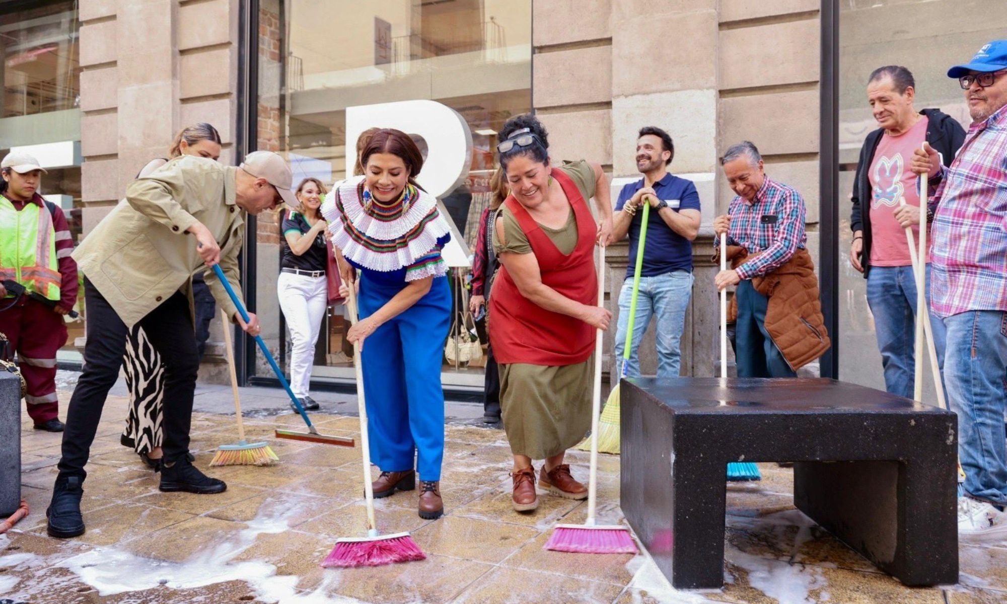 Acompañada de comerciantes, Clara Brugada encabezó las labores de limpieza del Centro Histórico. Foto Especial
