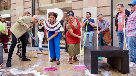 Acompañada de comerciantes, Clara Brugada encabezó las labores de limpieza del Centro Histórico. Foto Especial