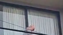 El hombre fue detenido luego de que personas que pasaban frente al edificio alertaran a la policía de que presuntamente estaba abusando de un menor en el balcón de un apartamento (Foto: Especial)