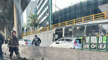 Diseño sin título   2026 06 Un taxi que se dirigía al AICM terminó impactado contra estructuras de concreto colocadas por obras en Periférico, a la altura de Las Palmas. Bomberos y cuerpos de emergencia atendieron la situación. @soyjerrycuevas