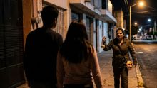 Autoridades investigan agresión con ácido contra pareja en Celaya. (imagen generada con IA)