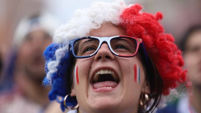 Aficionada francesa apoya a su equipo con una peluca tricolor. (Foto: Cuartoscuro) Aficionada francesa apoya a su equipo con una peluca tricolor. (Foto: Cuartoscuro)