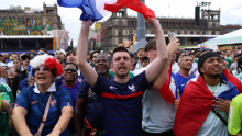 ¡Bonjour, CDMX! Franceses celebraron en grande la victoria de su selección sobre Senegal en el Fan Fest del Zócalo. (Foto: Cuartoscuro)