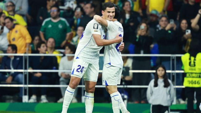 Uzbekistán celebra el gol del empate. MexSport