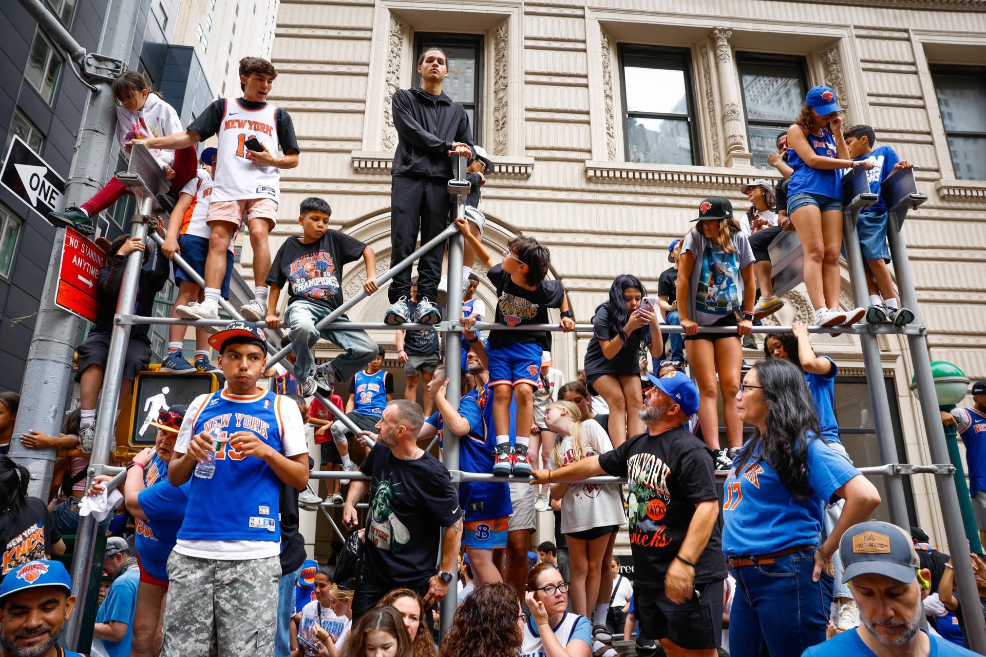 Aficionados de los Knicks de Nueva York se dan cita para celebrar la victoria. EFE