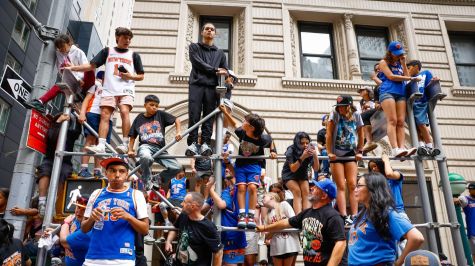 Aficionados de los Knicks de Nueva York se dan cita para celebrar la victoria. EFE