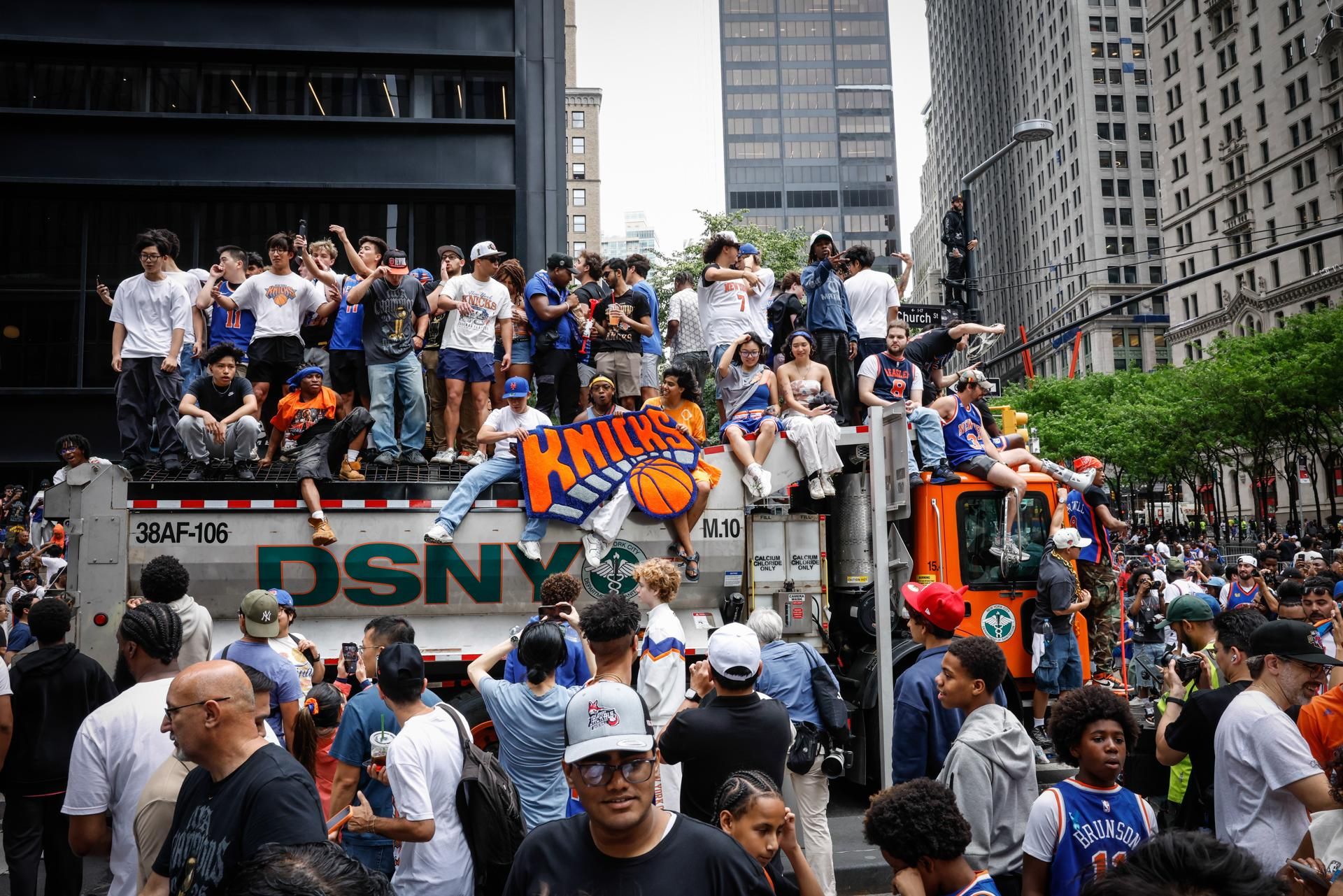 La afición de los Knicks toma las calles. EFE
