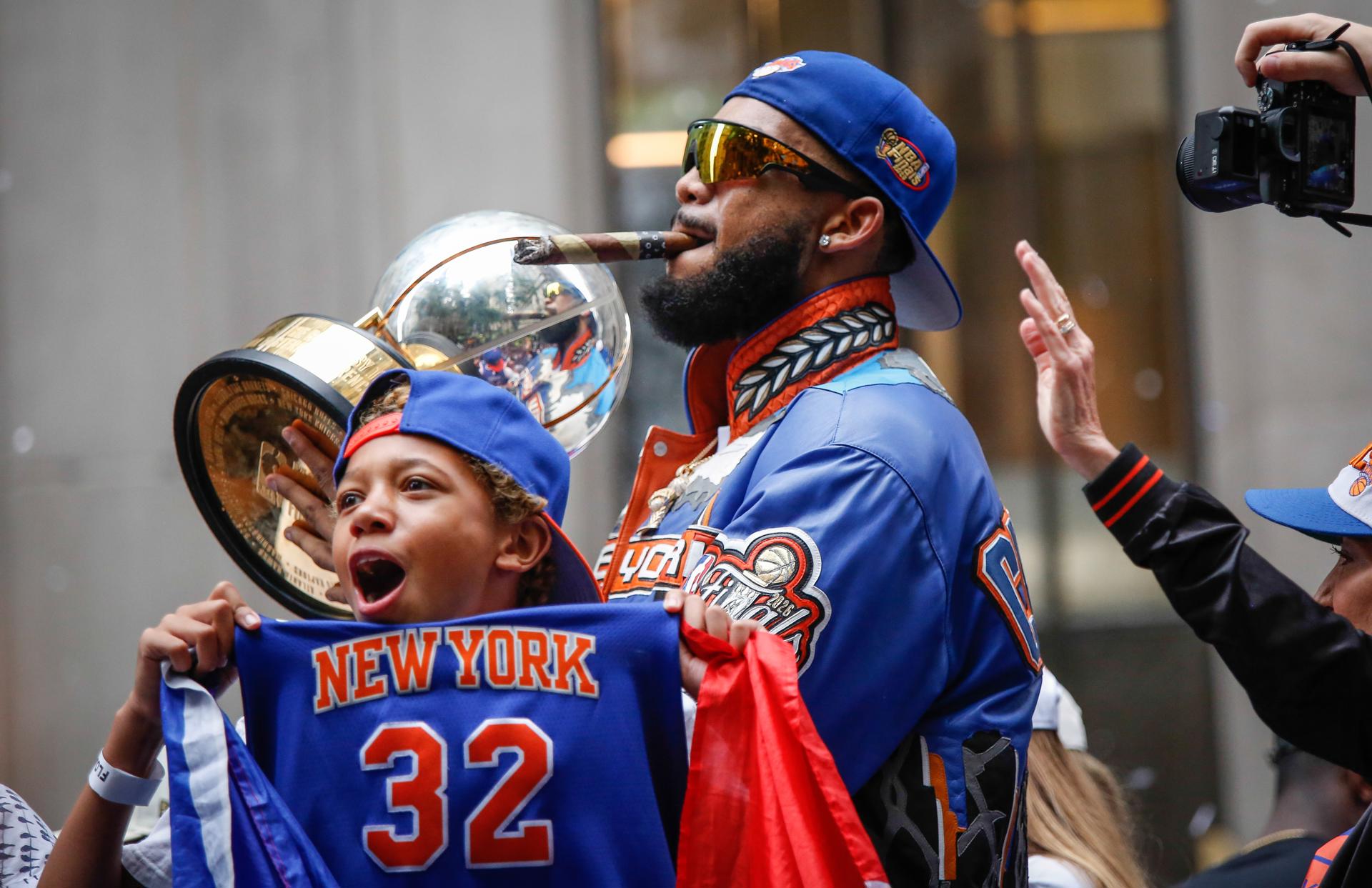 Jugadores festejan la obtención del tercer título de los Knicks. EFE