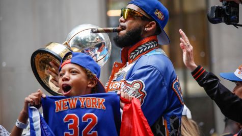 Jugadores festejan la obtención del tercer título de los Knicks. EFE