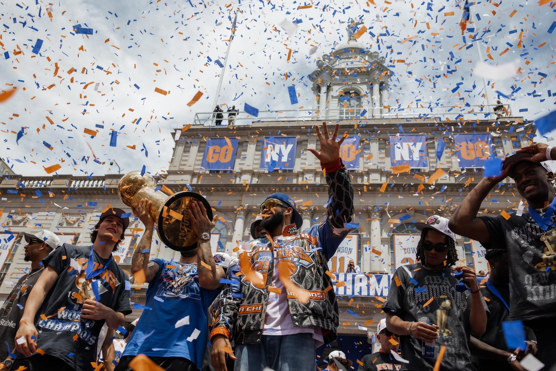 ¡Gran festejo en Nueva York! Los Knicks celebran con su afición el título tres. EFE