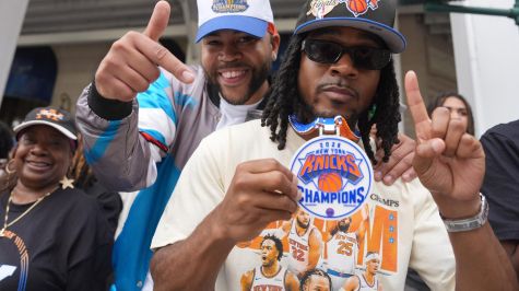 Afición de los Knicks festeja a sus jugadores. EFE