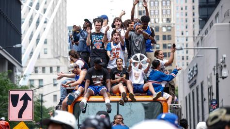 Aficionados esperan la llegada de los Knicks. EFE