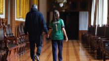 La mandataria publicó una fotografía donde se le observa caminando por los pasillos de Palacio Nacional junto a su esposo, Jesús María Tarriba, ambos listos para seguir las acciones del partido disputado en Zapopan, Jalisco (Foto: Especial)