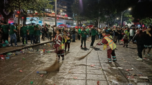 Tras los festejos por la victoria de México en el Mundial, brigadas de la Ciudad de México retiraron unas 40 toneladas de basura de calles y espacios públicos. 