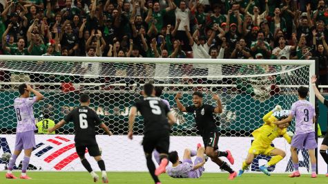 Luis Romo aprovechó un regalo del guardameta surcoreano para anotar el gol de la victoria (EFE)