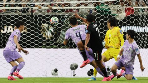 Luis Romo aprovechó un regalo del guardameta surcoreano para anotar el gol de la victoria (EFE)
