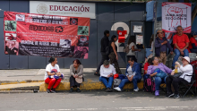 Con una asistencia menor a la registrada antes del Mundial, integrantes de la CNTE bloquearon Avenida Universidad frente a las oficinas de la SEP. (Foto: Cuartoscuro)