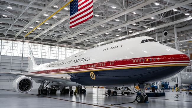 Trump desvela el nuevo Air Force One, un Boeing de lujo con los colores de la bandera. (foto EFE)