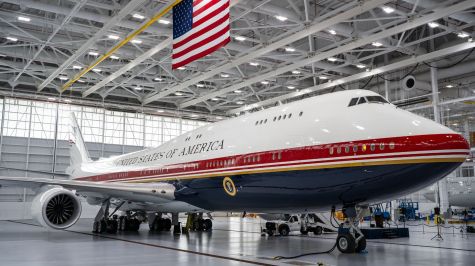 Trump desvela el nuevo Air Force One, un Boeing de lujo con los colores de la bandera. (foto EFE)
