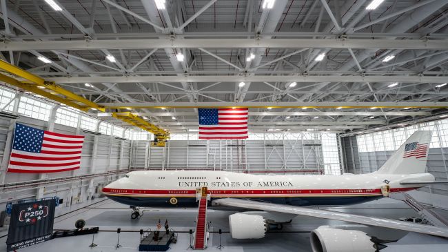 Fotografía difundida por la Fuerza Aérea de Estados Unidos del nuevo Air Force One, un Boeing 747-8, durante su primera exhibición pública este viernes en la Base Conjunta Andrews, el aeródromo militar ubicado a las afueras de Washington. (EFE) Fotografía difundida por la Fuerza Aérea de Estados Unidos del nuevo Air Force One, un Boeing 747-8, durante su primera exhibición pública este viernes en la Base Conjunta Andrews, el aeródromo militar ubicado a las afueras de Washington. (EFE)