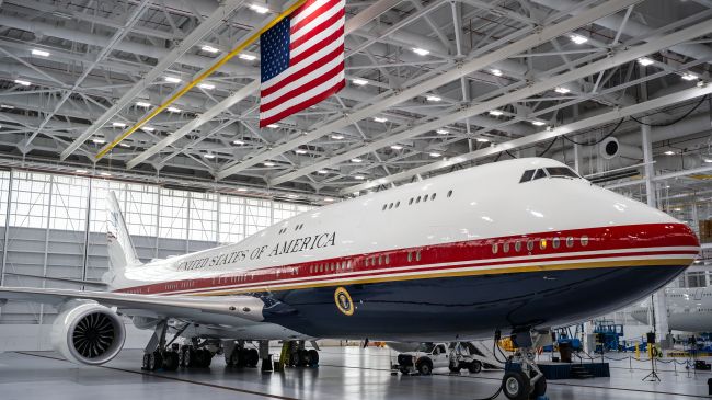 Fotografía difundida por la Fuerza Aérea de Estados Unidos del nuevo Air Force One, un Boeing 747-8, durante su primera exhibición pública este viernes en la Base Conjunta Andrews, el aeródromo militar ubicado a las afueras de Washington. (EFE) Fotografía difundida por la Fuerza Aérea de Estados Unidos del nuevo Air Force One, un Boeing 747-8, durante su primera exhibición pública este viernes en la Base Conjunta Andrews, el aeródromo militar ubicado a las afueras de Washington. (EFE)