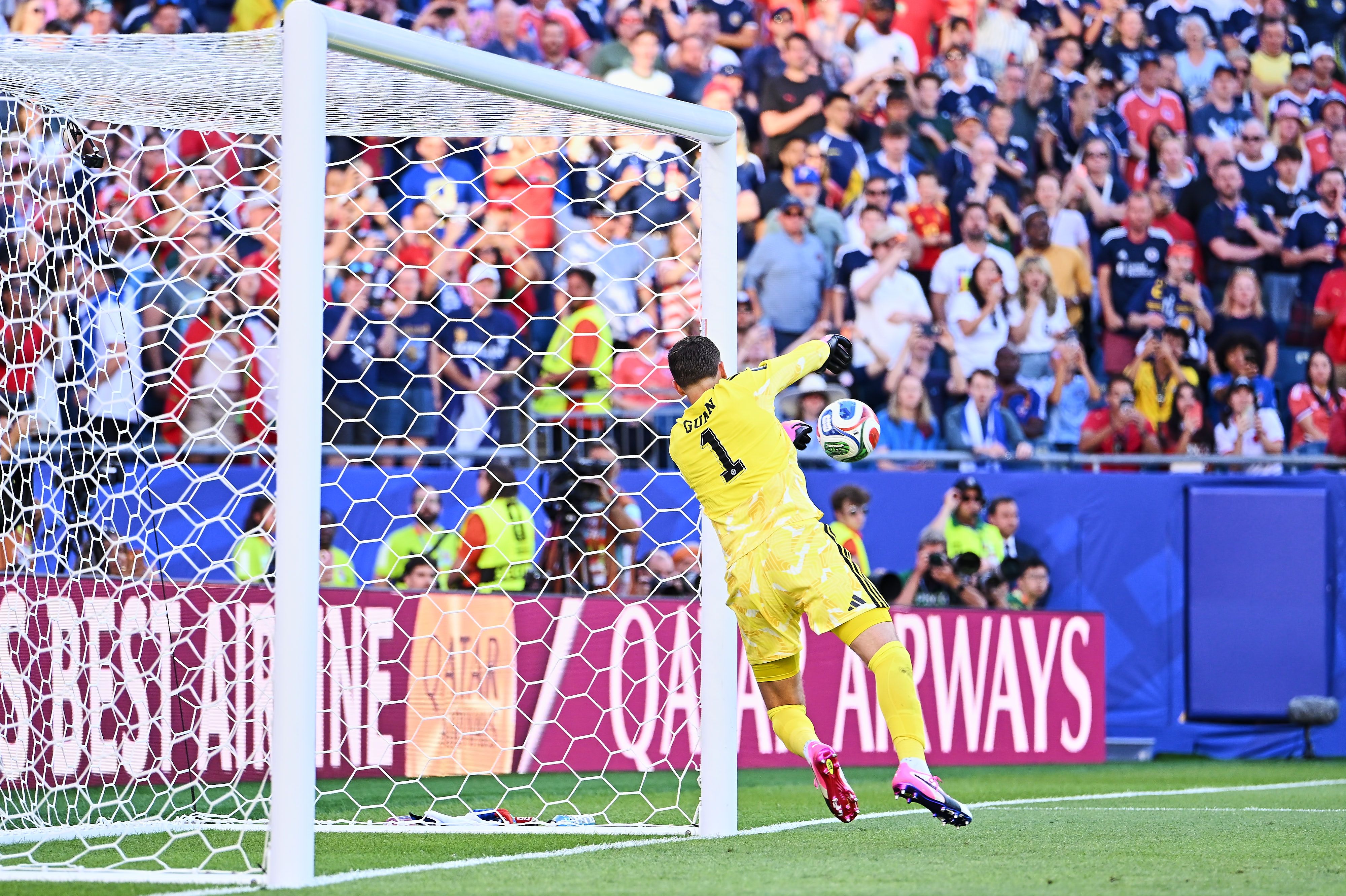 El aerquero escocés no pudo detener el disparo de Ismael Saibari para el único gol del encuentro a los 71 segundos.