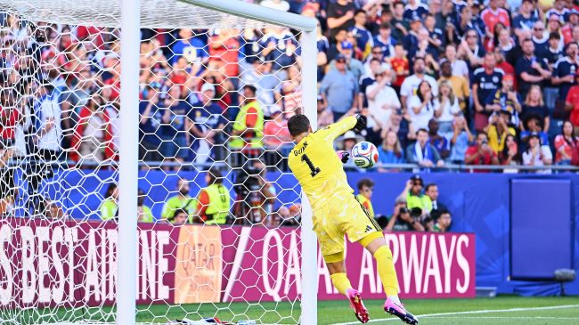 El aerquero escocés no pudo detener el disparo de Ismael Saibari para el único gol del encuentro a los 71 segundos.