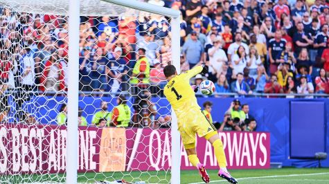 El aerquero escocés no pudo detener el disparo de Ismael Saibari para el único gol del encuentro a los 71 segundos.