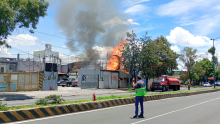 Un incendio en una bodega de anuncios publicitarios en Iztapalapa obligó a evacuar a unas 100 personas mientras continúan las labores de los servicios de emergencia. (Foto: @SGIRPC_CDMX)