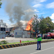 Un incendio en una bodega de anuncios publicitarios en Iztapalapa obligó a evacuar a unas 100 personas mientras continúan las labores de los servicios de emergencia. (Foto: @SGIRPC_CDMX)