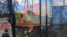  El incidente inició cuando un automóvil eléctrico comenzó a incendiarse por causas aún desconocidas.