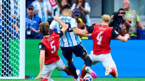 Falta sobre Lautaro dentro del área. MexSport