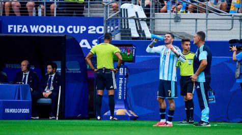 Amin Mohamed, árbitro central, revisa posible penal en favor de Argentina. MexSport