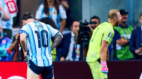 Alexander Schlager, arquero de Austria, celebra fallo del penal. MexSport