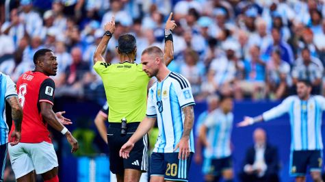 El árbitro central decide ir al VAR a revisar posible penal. MexSport