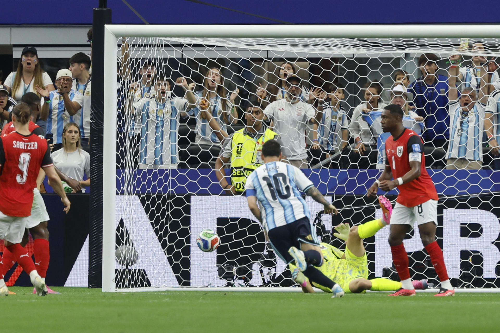 Messi marca su gol número 17 en Copas del Mundo. EFE