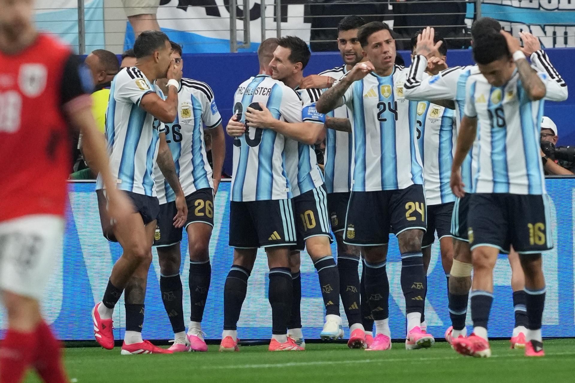 Argentina celebra el 1-0 en favor de Austria. EFE