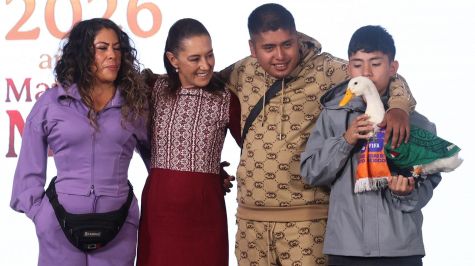 Merlín y sus cuidadores tuvieron una participación especial en la "Mañanera" de la presidenta Sheinbaum. Foto Cuarto Oscuro
