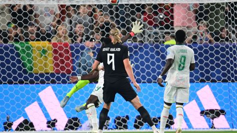 Erling Haaland remató en el área para el su segundo gol de la noche ante Senegal (Mexsport)